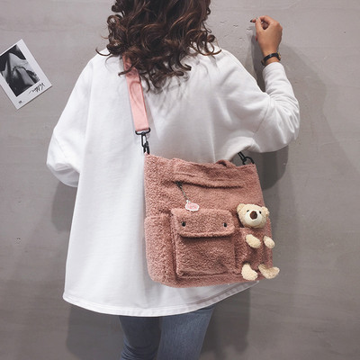 Modern női pehelytáska elülső zsebbel és 3D elemmel