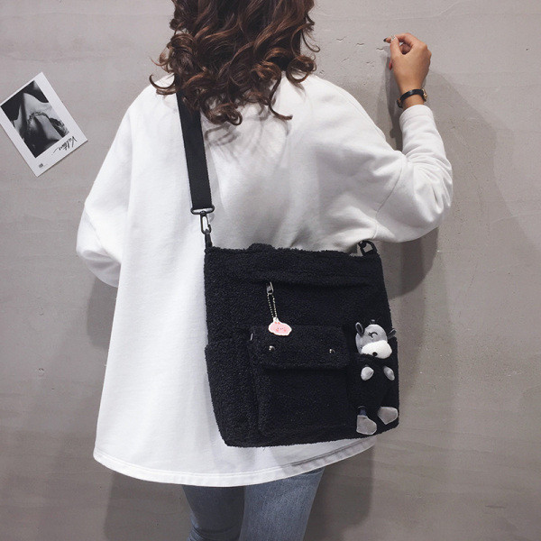 Modern női pehelytáska elülső zsebbel és 3D elemmel