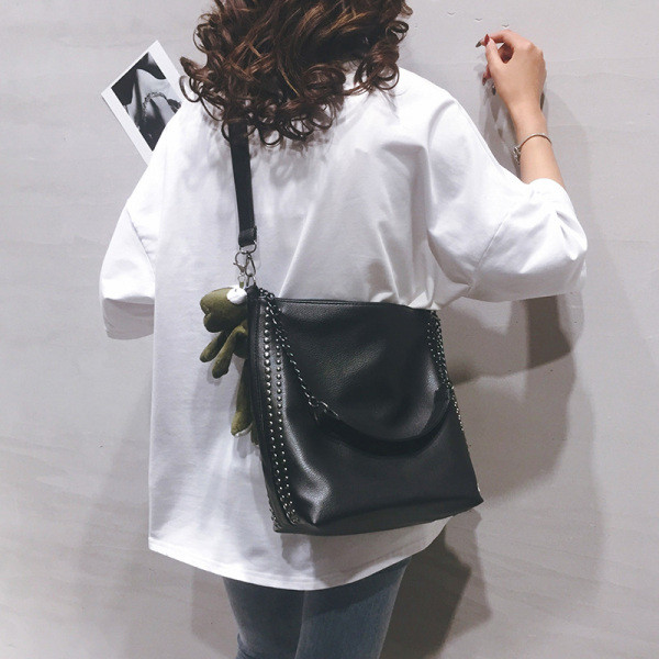 Casual ženska torba od eko kože sa metalnim cekerima