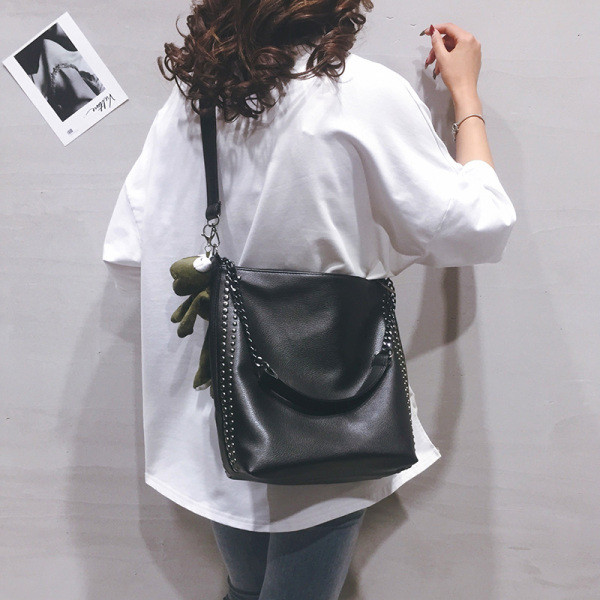 Casual ženska torba od eko kože sa metalnim cekerima