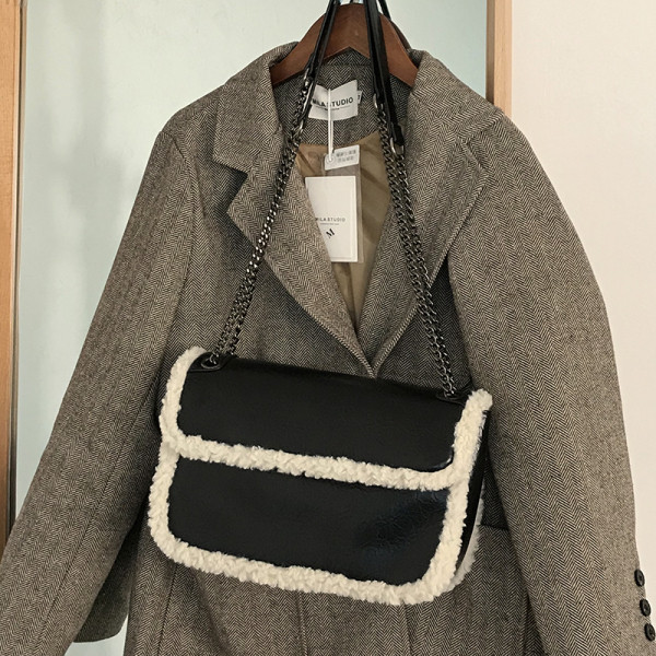 Modern táska pehelytal és fém fogantyúval