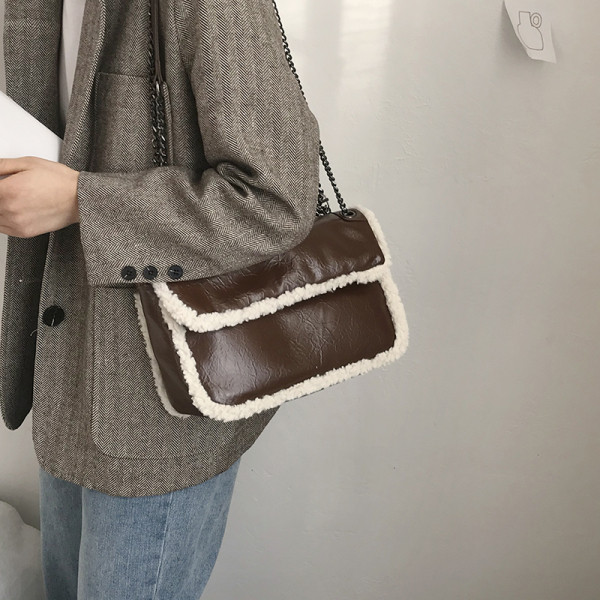 Modern táska pehelytal és fém fogantyúval