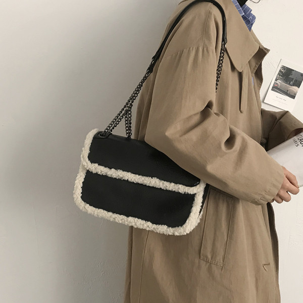 Modern táska pehelytal és fém fogantyúval