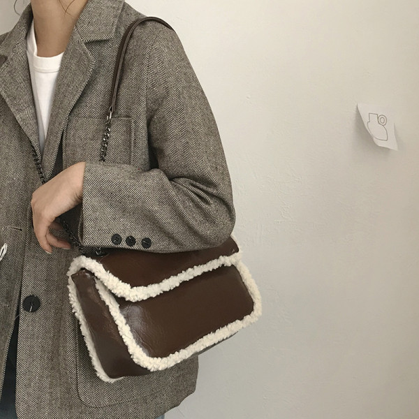 Modern táska pehelytal és fém fogantyúval