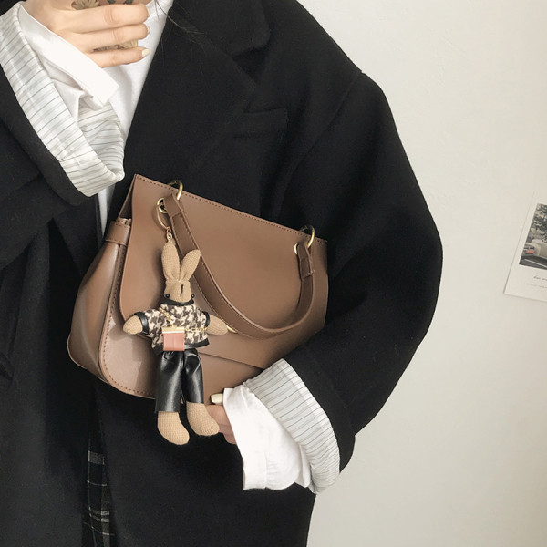 Modern női táska eko bőrből, 3D medállal