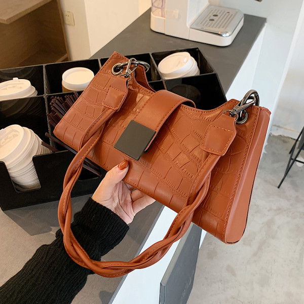 Moodne naiste nahast kott metallist kinnitusega