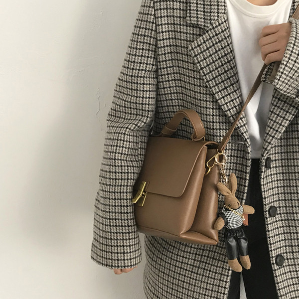 Naiste kott metallist luku ja 3D ripatsiga