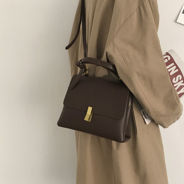 Naiste kott metallist luku ja 3D ripatsiga