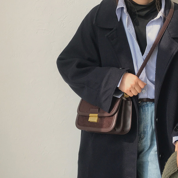 Έκο δερμάτινη και οικολογική τσάντα σουέτ με μεταλλικό κούμπωμα