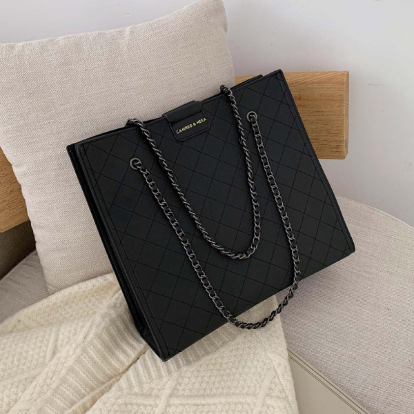 Kaasaegne pika metallketiga naistekott