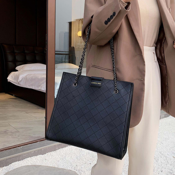 Kaasaegne pika metallketiga naistekott