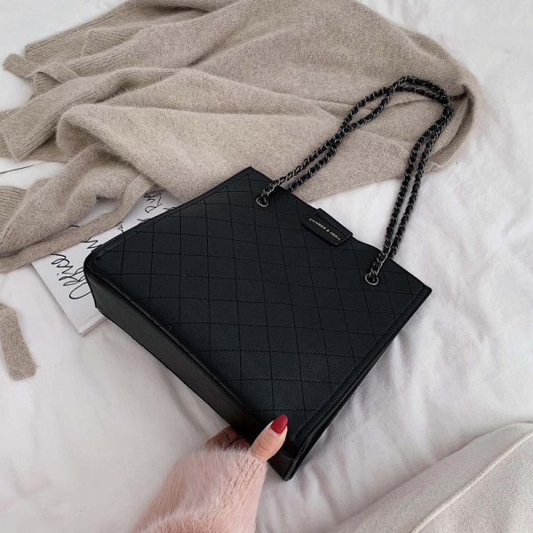 Kaasaegne pika metallketiga naistekott