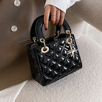 Модерна дамска чанта с метален аксесоар
