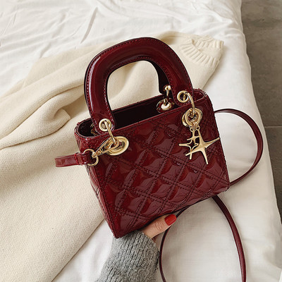 Moodne naiste kott metallist aksessuaariga