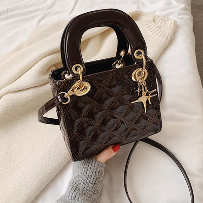 Moodne naiste kott metallist aksessuaariga