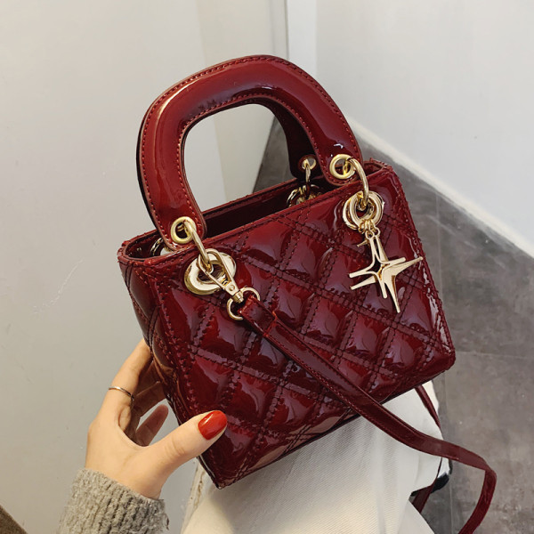 Moodne naiste kott metallist aksessuaariga