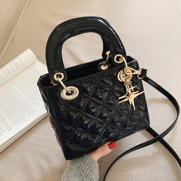 Moodne naiste kott metallist aksessuaariga