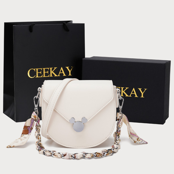 Modern táska csattal és hosszú fogantyúval