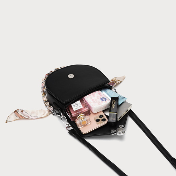 Modern táska csattal és hosszú fogantyúval