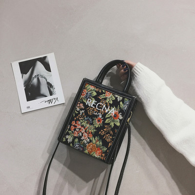 Moodne kahe sangaga lillemotiiviga naistekott