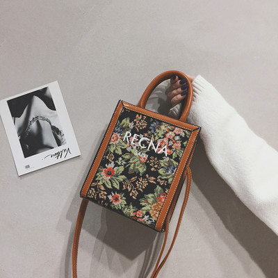 Moodne kahe sangaga lillemotiiviga naistekott