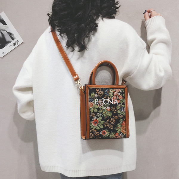 Moodne kahe sangaga lillemotiiviga naistekott