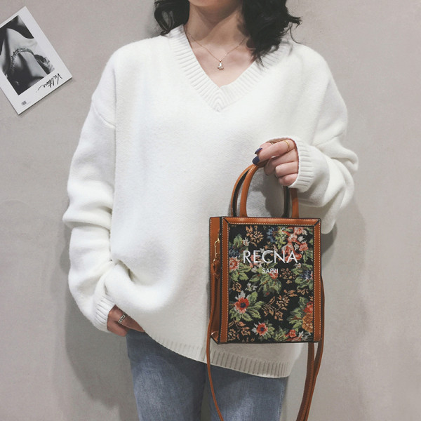 Moodne kahe sangaga lillemotiiviga naistekott