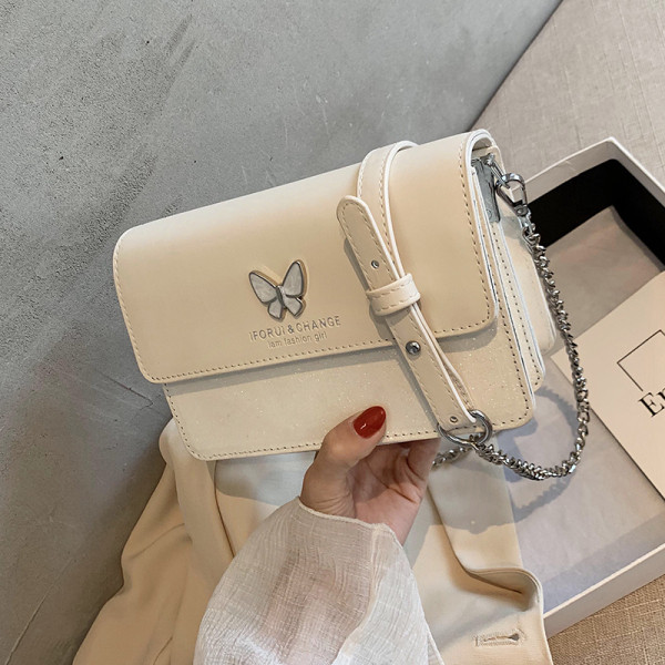 Bőr kézitáska fém díszítéssel és hosszú fogantyúval