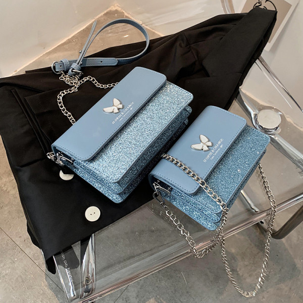 Bőr kézitáska fém díszítéssel és hosszú fogantyúval