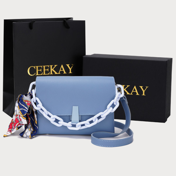 Ženska kožna torba s trakom u boji bijele, plave i crne boje