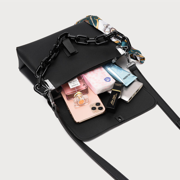 Ženska kožna torba s trakom u boji bijele, plave i crne boje