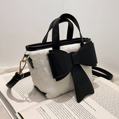 Női pehelytáska 3D szalagos elemmel és két fogantyúval