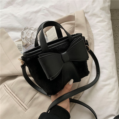 Női pehelytáska 3D szalagos elemmel és két fogantyúval