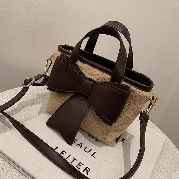 Női pehelytáska 3D szalagos elemmel és két fogantyúval