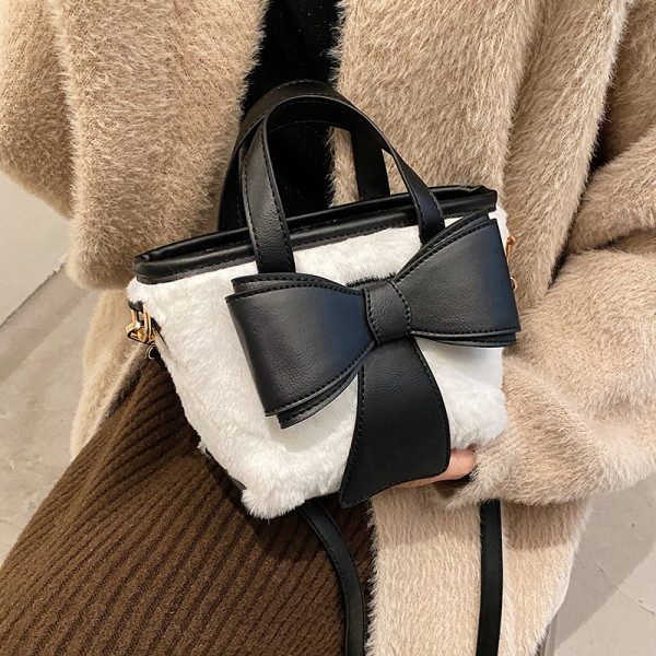 Női pehelytáska 3D szalagos elemmel és két fogantyúval