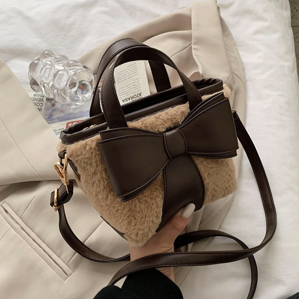 Női pehelytáska 3D szalagos elemmel és két fogantyúval