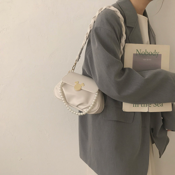 Retro stílusú táska gyöngyökkel