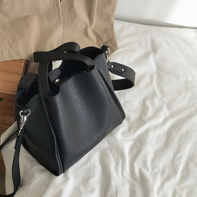 Kis retro táska hosszú füllel