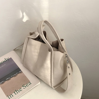 Kis retro táska hosszú füllel