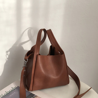 Kis retro táska hosszú füllel