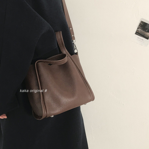 Kis retro táska hosszú füllel