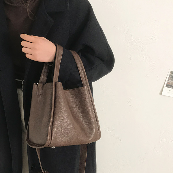 Kis retro táska hosszú füllel