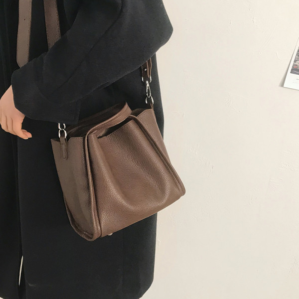 Kis retro táska hosszú füllel