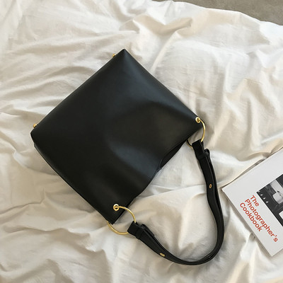 Nagy bőrtáska egy fogantyúval