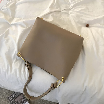 Nagy bőrtáska egy fogantyúval