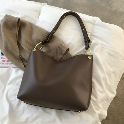 Nagy bőrtáska egy fogantyúval