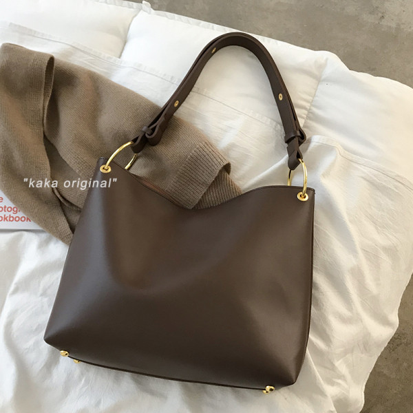 Nagy bőrtáska egy fogantyúval