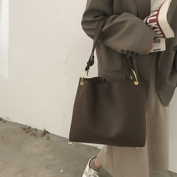 Nagy bőrtáska egy fogantyúval