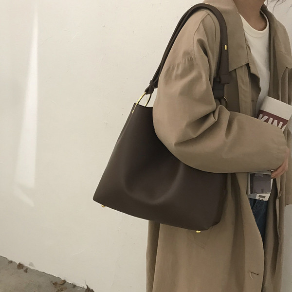 Nagy bőrtáska egy fogantyúval