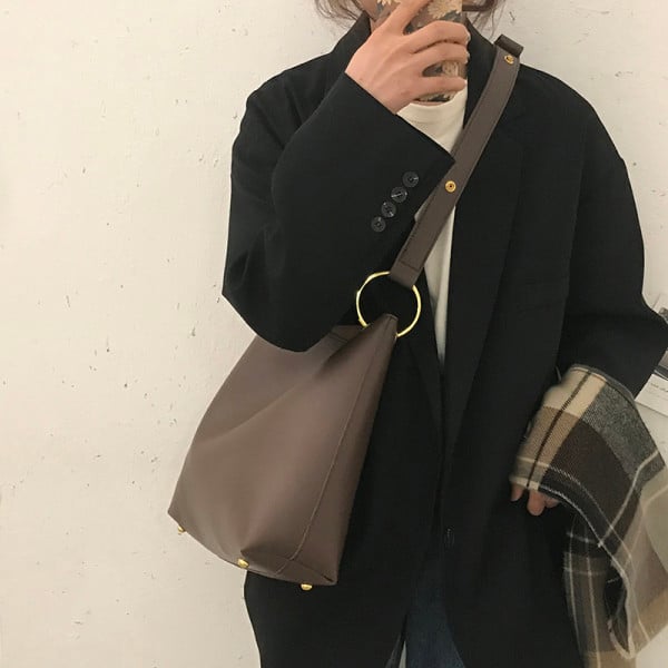 Nagy bőrtáska egy fogantyúval